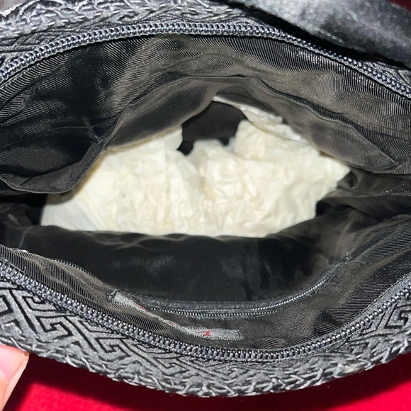 Elegant Black and Red Shoulder Bag - Picture 4 of 9